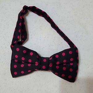 NWOT Retreez Black & Hot Pink polka-dot bowtie